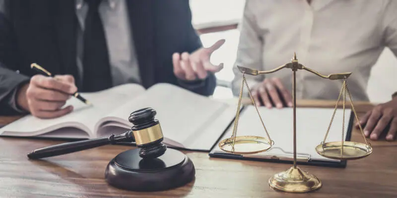Asesoría jurídica laboral: revisión de documentos y balanza de justicia